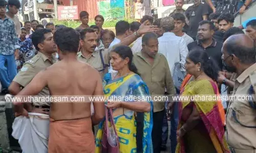 വ്യാപാരികളായ ദമ്പതികളെ പുസ്തകക്കടയില് കയറി അസഭ്യം പറഞ്ഞു; മാനസികാസ്വാസ്ഥ്യമുള്ള യുവാവിന്റെ കണ്ണില് മുളക് പൊടി വിതറി മാതാവ് വ്യാപാരികളായ ദമ്പതികളെ പുസ്തകക്കടയില് കയറി അസഭ്യം പറഞ്ഞു; മാനസികാസ്വാസ്ഥ്യമുള്ള യുവാവിന്റെ കണ്ണില് മുളക് പൊടി വിതറി മാതാവ്