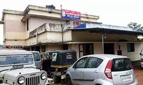 മുഗു പടുവളത്ത് കോഴിയങ്കം; 6800 രൂപയുമായി നാലുപേര് അറസ്റ്റില് മുഗു പടുവളത്ത് കോഴിയങ്കം; 6800 രൂപയുമായി നാലുപേര് അറസ്റ്റില്