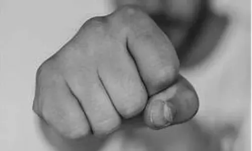 ബൈക്കുകള്‍ തമ്മില്‍ ഉരസിയതിനെ ചൊല്ലി തര്‍ക്കം; യുവാവിനെ ഹെല്‍മറ്റ് കൊണ്ടടിച്ച് പരിക്കേല്‍പ്പിച്ചു