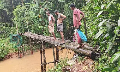 പെറുവത്തോടി പ്രദേശവാസികളുടെ കാലങ്ങളായുള്ള കോണ്ക്രീറ്റ് പാലമെന്ന സ്വപ്നം പൂവണിയാന് ഇനിയും കാത്തിരിക്കണം പെറുവത്തോടി പ്രദേശവാസികളുടെ കാലങ്ങളായുള്ള കോണ്ക്രീറ്റ് പാലമെന്ന സ്വപ്നം പൂവണിയാന് ഇനിയും കാത്തിരിക്കണം