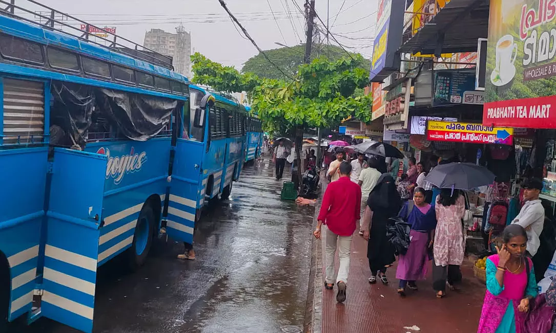 കാഞ്ഞങ്ങാട്  ബസ് കാത്തുനില്‍ക്കുന്നവര്‍  മഴയും വെയിലും കൊള്ളുന്നു