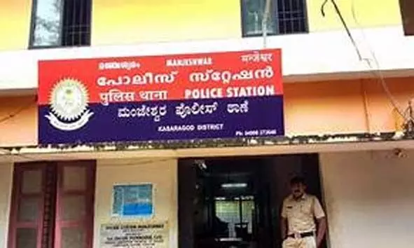 കസ്റ്റഡിയിലെടുത്ത വാറണ്ട് പ്രതി പൊലീസ് സ്റ്റേഷനില് നിന്ന് രക്ഷപ്പെട്ടു കസ്റ്റഡിയിലെടുത്ത വാറണ്ട് പ്രതി പൊലീസ് സ്റ്റേഷനില് നിന്ന് രക്ഷപ്പെട്ടു