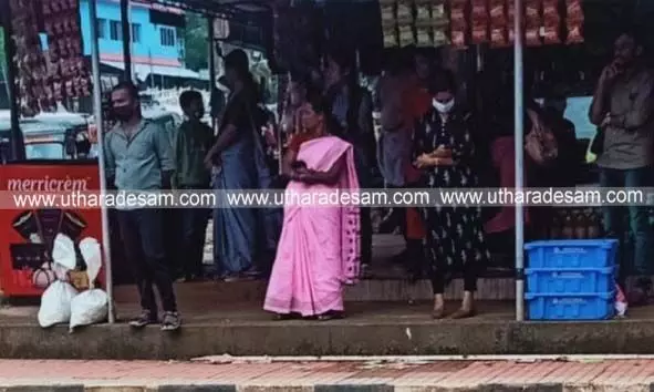 മുള്ളേരിയയിലും ബോവിക്കാനത്തും ബസ് കാത്തിരിപ്പ് കേന്ദ്രങ്ങളില്ല; മഴ നനഞ്ഞും വെയിലേറ്റും ദുരിതത്തിലായി യാത്രക്കാര് മുള്ളേരിയയിലും ബോവിക്കാനത്തും ബസ് കാത്തിരിപ്പ് കേന്ദ്രങ്ങളില്ല; മഴ നനഞ്ഞും വെയിലേറ്റും ദുരിതത്തിലായി യാത്രക്കാര്