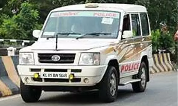 റോഡരികില് ഹോട്ടല് മാലിന്യങ്ങള് തള്ളിയ പൂച്ചക്കാട് സ്വദേശിക്കെതിരെ കേസ്: മാലിന്യം കടത്തിയ സ്കൂട്ടര് കസ്റ്റഡിയില് റോഡരികില് ഹോട്ടല് മാലിന്യങ്ങള് തള്ളിയ പൂച്ചക്കാട് സ്വദേശിക്കെതിരെ കേസ്: മാലിന്യം കടത്തിയ സ്കൂട്ടര് കസ്റ്റഡിയില്