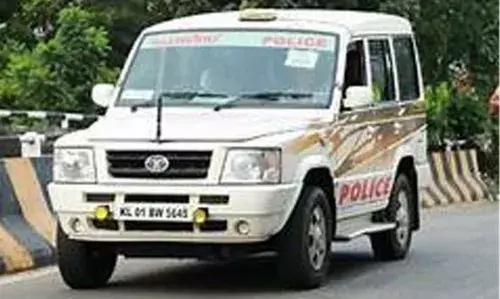 റോഡരികില്‍ ഹോട്ടല്‍ മാലിന്യങ്ങള്‍ തള്ളിയ പൂച്ചക്കാട് സ്വദേശിക്കെതിരെ കേസ്: മാലിന്യം കടത്തിയ സ്‌കൂട്ടര്‍ കസ്റ്റഡിയില്‍