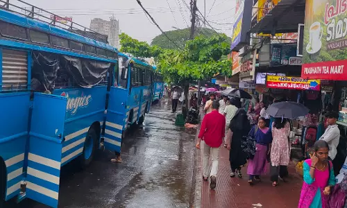 കാഞ്ഞങ്ങാട് ബസ് കാത്തുനില്ക്കുന്നവര് മഴയും വെയിലും കൊള്ളുന്നു കാഞ്ഞങ്ങാട് ബസ് കാത്തുനില്ക്കുന്നവര് മഴയും വെയിലും കൊള്ളുന്നു
