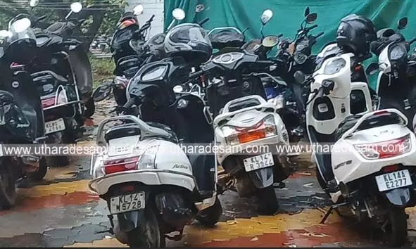 നിയമലംഘനം നടത്തുന്ന ഇരുചക്രവാഹന യാത്രക്കാര്ക്കെതിരെ നടപടിയുമായി കുമ്പള പൊലീസ്; 13 പേര് കസ്റ്റഡിയില് നിയമലംഘനം നടത്തുന്ന ഇരുചക്രവാഹന യാത്രക്കാര്ക്കെതിരെ നടപടിയുമായി കുമ്പള പൊലീസ്; 13 പേര് കസ്റ്റഡിയില്