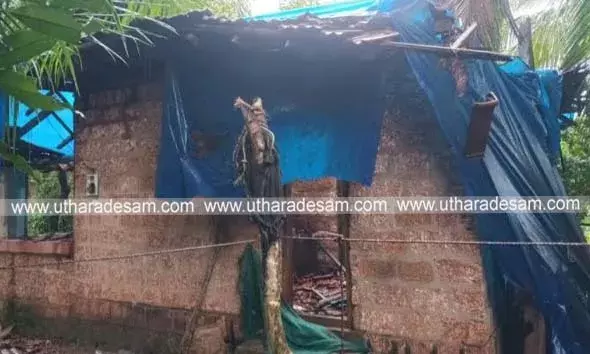 കട്ടത്തടുക്കയില്‍ വീടിന്റെ മേല്‍ക്കൂര തകര്‍ന്നു; ദിവസങ്ങള്‍ക്ക് മുമ്പ് വീട്ടുകാരെ ഒഴിപ്പിച്ചതിനാല്‍ വന്‍ ദുരന്തം ഒഴിവായി