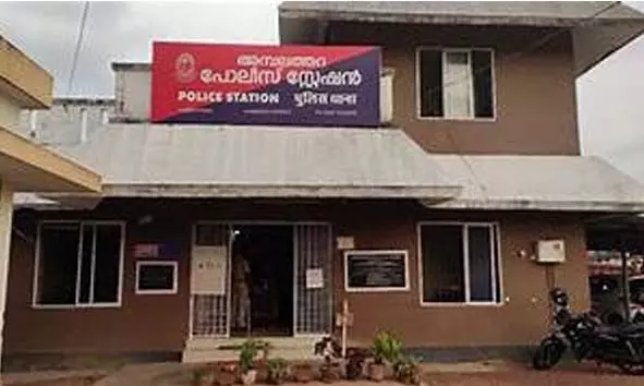 ജോലിക്കുള്ള വിസ വാഗ്ദാനം ചെയ്ത് പുല്ലൂര് സ്വദേശിയുടെ 4 ലക്ഷം രൂപ തട്ടിയെടുത്തു; യുവതിക്കെതിരെ കേസ് ജോലിക്കുള്ള വിസ വാഗ്ദാനം ചെയ്ത് പുല്ലൂര് സ്വദേശിയുടെ 4 ലക്ഷം രൂപ തട്ടിയെടുത്തു; യുവതിക്കെതിരെ കേസ്