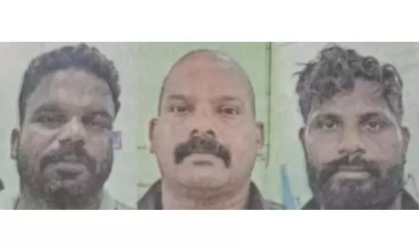 വൈദ്യുതി സെക്ഷനിലെ ജീവനക്കാരെയും പൊലീസുകാരെയും ക്രൂരമായി അക്രമിച്ച സംഭവം; 3 പേര് അറസ്റ്റില് വൈദ്യുതി സെക്ഷനിലെ ജീവനക്കാരെയും പൊലീസുകാരെയും ക്രൂരമായി അക്രമിച്ച സംഭവം; 3 പേര് അറസ്റ്റില്
