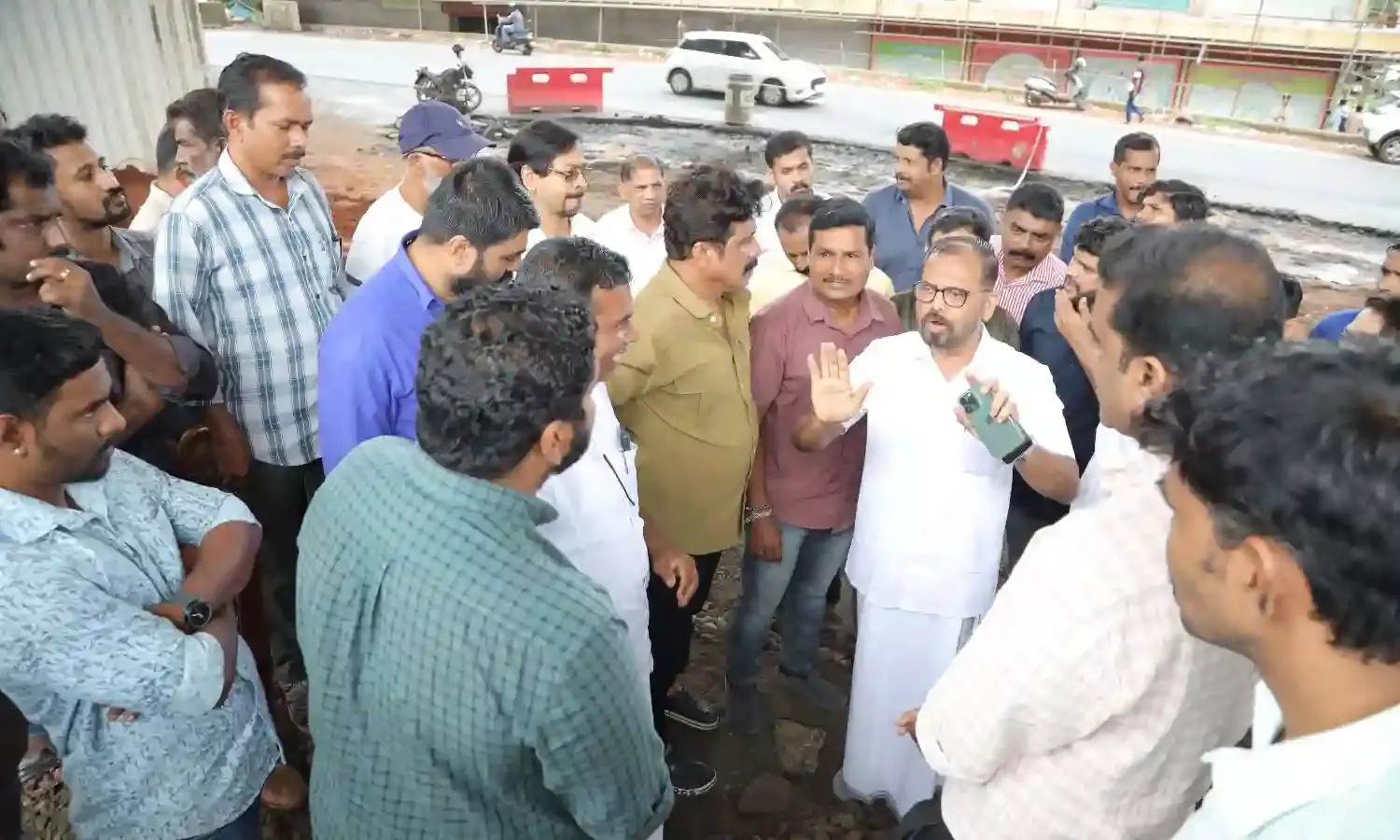 സര്‍വീസ് റോഡിലെ ദുരിതത്തിന് പരിഹാരം വേണമെന്ന് ആവശ്യപ്പെട്ട് വ്യാപാരികളുടേയും നാട്ടുകാരുടേയും പ്രതിഷേധം