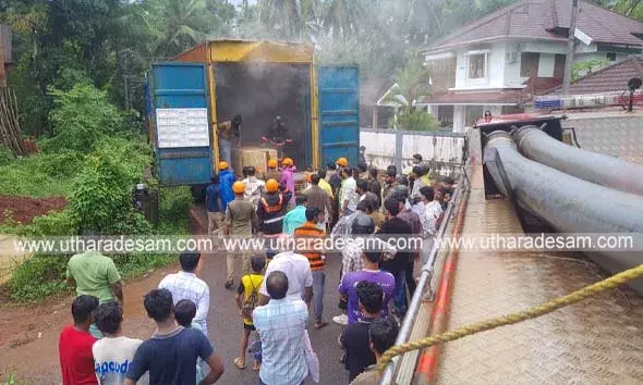 ദേളി കൂവത്തടിയില്‍ വൈദ്യുതി ലൈനില്‍ തട്ടി കണ്ടെയ് നര്‍ ലോറിക്ക് തീപിടിച്ചു