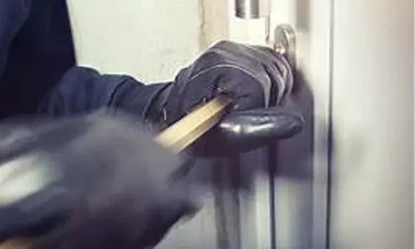 കാഞ്ഞങ്ങാട് നഗരത്തിലെ 3 കടകള് കുത്തിതുറന്ന് സ്വര്ണ്ണവും മിക്സികളും പണവും കൊള്ളയടിച്ചു കാഞ്ഞങ്ങാട് നഗരത്തിലെ 3 കടകള് കുത്തിതുറന്ന് സ്വര്ണ്ണവും മിക്സികളും പണവും കൊള്ളയടിച്ചു