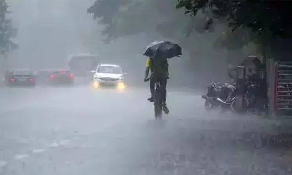 കനത്ത മഴയില്‍ എങ്ങും വെള്ളപ്പൊക്കം; നിരവധി കുടുംബങ്ങളെ മാറ്റിപ്പാര്‍പ്പിച്ചു; വീട്ടില്‍ വെള്ളം കയറിയതിനാല്‍ വിവാഹ ചടങ്ങും മാറ്റേണ്ടി വന്നു