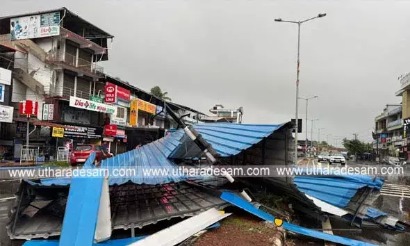 കുമ്പളയില്‍ ശക്തമായ കാറ്റില്‍ കെട്ടിടത്തിന്റെ ഇരുമ്പ് മേല്‍ക്കൂര റോഡിലേക്ക് പതിച്ചു; സംഭവം പുലര്‍ച്ചെയായതിനാല്‍ ഒഴിവായത് വന്‍ദുരന്തം