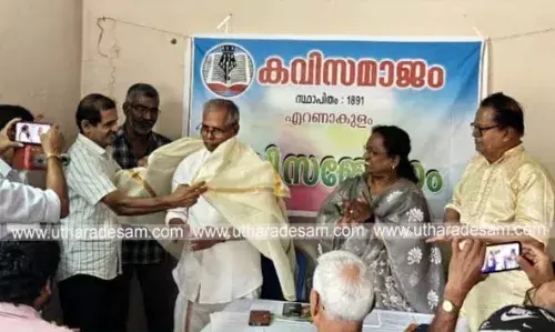 സമസ്ത കേരള സാഹിത്യ പരിഷത്ത് സെക്രട്ടറിയായി തിരഞ്ഞെടുത്ത കവി സമാജം പ്രസിഡന്റ് അഡ്വ. എം.കെ. ശശീന്ദ്രനെ പൊന്നാടയണിയിച്ച് ആദരിച്ചു സമസ്ത കേരള സാഹിത്യ പരിഷത്ത് സെക്രട്ടറിയായി തിരഞ്ഞെടുത്ത കവി സമാജം പ്രസിഡന്റ് അഡ്വ. എം.കെ. ശശീന്ദ്രനെ പൊന്നാടയണിയിച്ച് ആദരിച്ചു