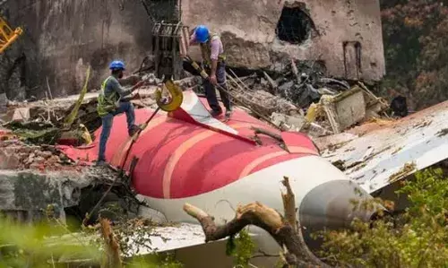 എയര് ഇന്ത്യ വിമാന അപകടം അന്വേഷിക്കാന് ബോയിങ് വിദഗ്ധര് ഇന്ത്യയില്; നിര്ണായകമായ സിവിആര് കണ്ടെത്തി എയര് ഇന്ത്യ വിമാന അപകടം അന്വേഷിക്കാന് ബോയിങ് വിദഗ്ധര് ഇന്ത്യയില്; നിര്ണായകമായ സിവിആര് കണ്ടെത്തി