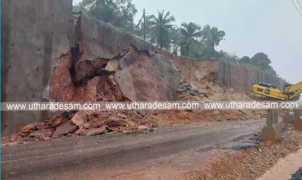 മണ്ണിടിച്ചിലിനെ തുടര്ന്ന് ചെര്ക്കളക്കും ചട്ടഞ്ചാലിനുമിടയില് ഗതാഗതം നിരോധിച്ചു; നൂറിലേറെ കുടുംബങ്ങള് അപകട ഭീഷണിയില് മണ്ണിടിച്ചിലിനെ തുടര്ന്ന് ചെര്ക്കളക്കും ചട്ടഞ്ചാലിനുമിടയില് ഗതാഗതം നിരോധിച്ചു; നൂറിലേറെ കുടുംബങ്ങള് അപകട ഭീഷണിയില്