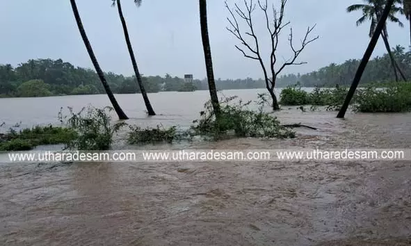 കനത്ത മഴ: കാസര്കോട്ട് നിരവധി പ്രദേശങ്ങളില് വെള്ളം കയറി; കുടുംബങ്ങള് വെള്ളപ്പൊക്ക ഭീഷണിയില് കനത്ത മഴ: കാസര്കോട്ട് നിരവധി പ്രദേശങ്ങളില് വെള്ളം കയറി; കുടുംബങ്ങള് വെള്ളപ്പൊക്ക ഭീഷണിയില്
