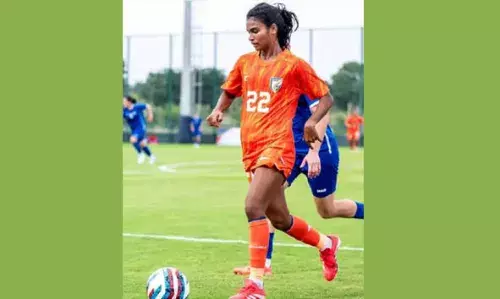 കളിയഴകില് കേരളത്തിലകമായി മാളവിക; ദേശീയ സീനിയര് വനിതാ ടീമില് മലയാളി ഇടംപിടിക്കുന്നത് കാല് നൂറ്റാണ്ടിന് ശേഷം കളിയഴകില് കേരളത്തിലകമായി മാളവിക; ദേശീയ സീനിയര് വനിതാ ടീമില് മലയാളി ഇടംപിടിക്കുന്നത് കാല് നൂറ്റാണ്ടിന് ശേഷം