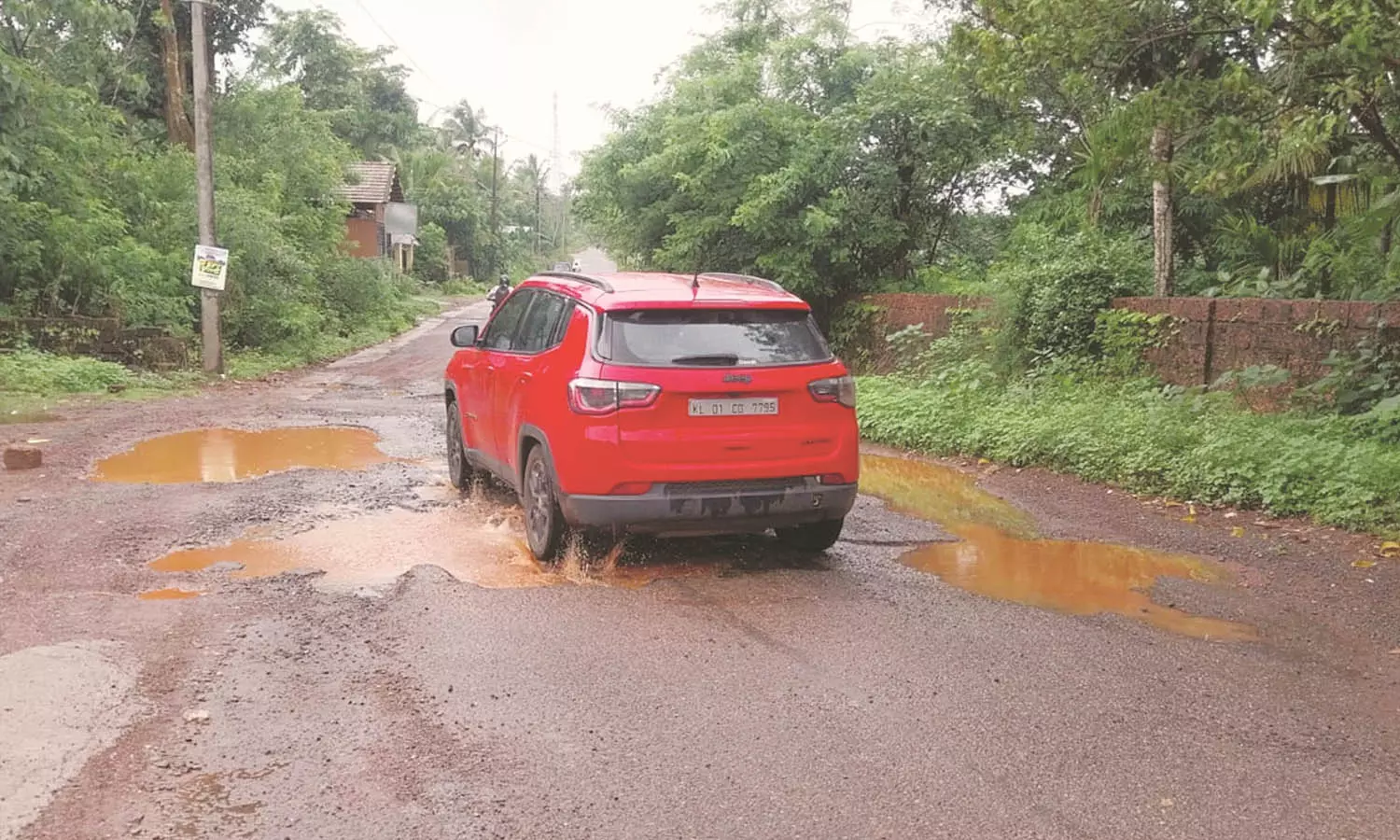 മുണ്ട്യത്തടുക്ക റോഡിലെ അപകടക്കുഴികള്‍ യാത്രക്കാര്‍ക്ക് ഭീഷണിയാകുന്നു