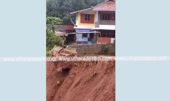 മിയാപ്പദവില് വീടിന് സമീപത്തേക്ക് കുന്നിടിഞ്ഞ് വീണു; കര്ഷകന്റെ കുടുംബത്തെ മാറ്റി പാര്പ്പിച്ചു മിയാപ്പദവില് വീടിന് സമീപത്തേക്ക് കുന്നിടിഞ്ഞ് വീണു; കര്ഷകന്റെ കുടുംബത്തെ മാറ്റി പാര്പ്പിച്ചു