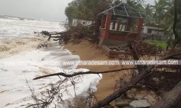 കോടിക്കണക്കിന് രൂപ മുടക്കി മഞ്ചേശ്വരത്ത് സര്ക്കാര് നിര്മ്മിക്കുന്ന വിശ്രമകേന്ദ്രം കടലെടുത്തു കോടിക്കണക്കിന് രൂപ മുടക്കി മഞ്ചേശ്വരത്ത് സര്ക്കാര് നിര്മ്മിക്കുന്ന വിശ്രമകേന്ദ്രം കടലെടുത്തു