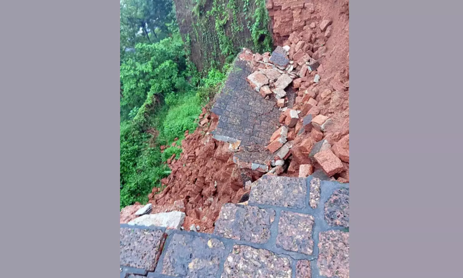 ബേക്കല് കോട്ടയിലെ മതിലുകള് മഴയില് ഇടിഞ്ഞു ബേക്കല് കോട്ടയിലെ മതിലുകള് മഴയില് ഇടിഞ്ഞു