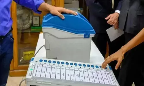 നിലമ്പൂര് ഉപതിരഞ്ഞെടുപ്പില് വോട്ടെടുപ്പ് പുരോഗമിക്കുന്നു; മഴയെ അവഗണിച്ച് ബൂത്തുകളില് വോട്ടര്മാരുടെ നീണ്ട നിര നിലമ്പൂര് ഉപതിരഞ്ഞെടുപ്പില് വോട്ടെടുപ്പ് പുരോഗമിക്കുന്നു; മഴയെ അവഗണിച്ച് ബൂത്തുകളില് വോട്ടര്മാരുടെ നീണ്ട നിര