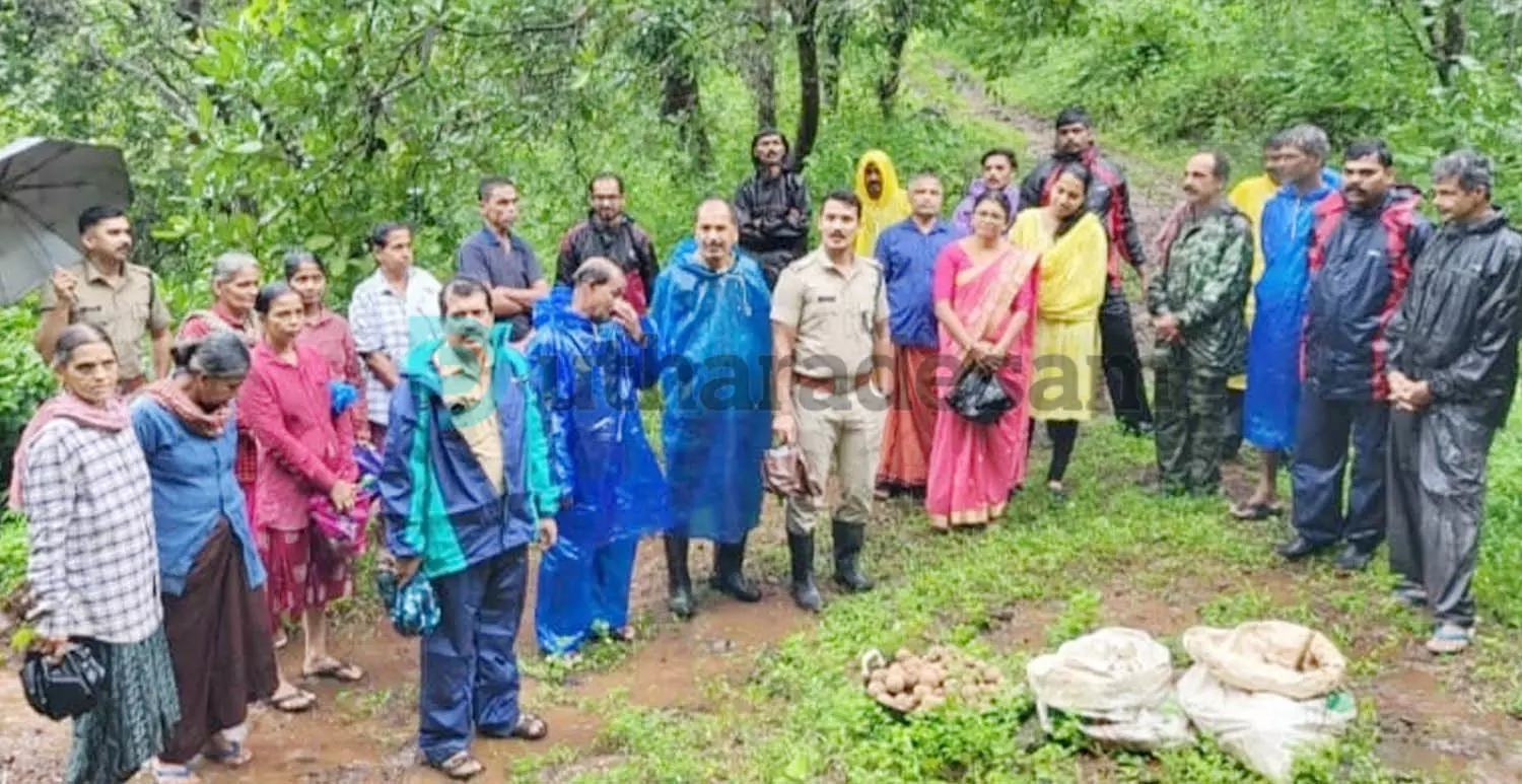 വന്യജീവികള്ക്കുള്ള ഭക്ഷണം ലക്ഷ്യം; വനത്തില് വിത്തുരുളകള് നിക്ഷേപിച്ച് വനപാലകരും നാട്ടുകാരും വന്യജീവികള്ക്കുള്ള ഭക്ഷണം ലക്ഷ്യം; വനത്തില് വിത്തുരുളകള് നിക്ഷേപിച്ച് വനപാലകരും നാട്ടുകാരും
