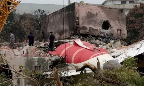 എയര് ഇന്ത്യ വിമാനാപകടം: മരിച്ചവരില് 215 പേരെ തിരിച്ചറിഞ്ഞു, 198 മൃതദേഹങ്ങള് കുടുംബങ്ങള്ക്ക് കൈമാറി എയര് ഇന്ത്യ വിമാനാപകടം: മരിച്ചവരില് 215 പേരെ തിരിച്ചറിഞ്ഞു, 198 മൃതദേഹങ്ങള് കുടുംബങ്ങള്ക്ക് കൈമാറി