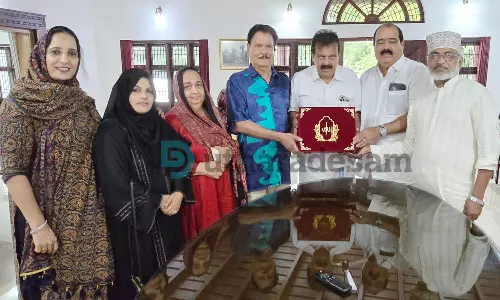 അച്ചടിയെ വെല്ലുന്ന തരത്തില് ബദറുന്നിസ തയ്യാറാക്കിയ വിശുദ്ധ ഖുര്ആന് കയ്യെഴുത്ത് പ്രതി തെരുവത്ത് മെമോയിര്സിന് കൈമാറി അച്ചടിയെ വെല്ലുന്ന തരത്തില് ബദറുന്നിസ തയ്യാറാക്കിയ വിശുദ്ധ ഖുര്ആന് കയ്യെഴുത്ത് പ്രതി തെരുവത്ത് മെമോയിര്സിന് കൈമാറി