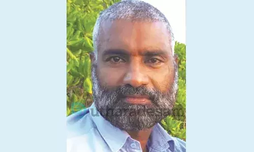 പള്ളിപ്പുഴയില് മുന് പ്രവാസിയെ കിണറിന്റെ ഇരുമ്പ് റാഡില് തൂങ്ങിമരിച്ച നിലയില് കണ്ടെത്തി പള്ളിപ്പുഴയില് മുന് പ്രവാസിയെ കിണറിന്റെ ഇരുമ്പ് റാഡില് തൂങ്ങിമരിച്ച നിലയില് കണ്ടെത്തി