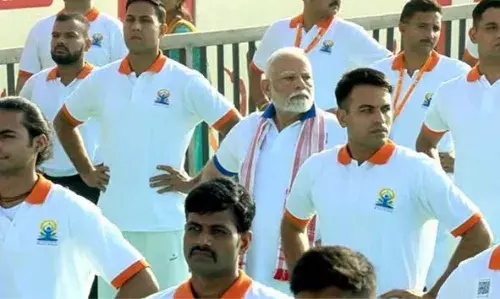 യോഗയ്ക്ക് അതിര്ത്തികളോ, പ്രായമോ, പശ്ചാത്തലമോ ഇല്ല; സംഘര്ഷം വര്ധിക്കുന്ന ലോകത്ത് സമാധാനം കൊണ്ടുവരാന് അതിലൂടെ കഴിയുമെന്ന് പ്രധാനമന്ത്രി യോഗയ്ക്ക് അതിര്ത്തികളോ, പ്രായമോ, പശ്ചാത്തലമോ ഇല്ല; സംഘര്ഷം വര്ധിക്കുന്ന ലോകത്ത് സമാധാനം കൊണ്ടുവരാന് അതിലൂടെ കഴിയുമെന്ന് പ്രധാനമന്ത്രി