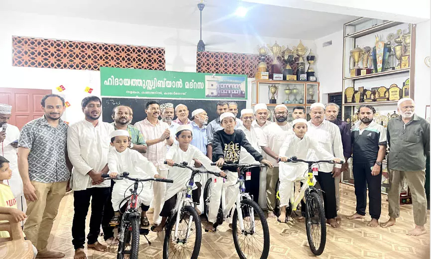 നിസ്‌കാരത്തിന് കൃത്യസമയത്തെത്തി; സൈക്കിളുമായി കുട്ടികള്‍ മടങ്ങി