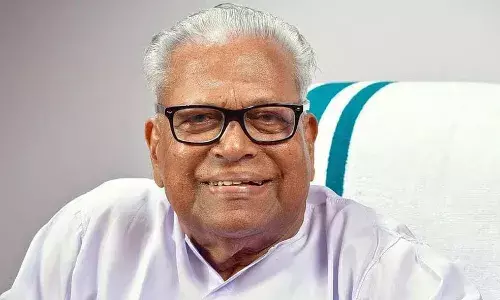 വി.എസ് അച്യുതാനന്ദന് ഹൃദയാഘാതം; ആശുപത്രിയില് പ്രവേശിപ്പിച്ചു വി.എസ് അച്യുതാനന്ദന് ഹൃദയാഘാതം; ആശുപത്രിയില് പ്രവേശിപ്പിച്ചു