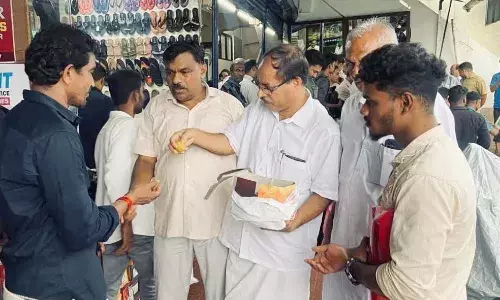 നിലമ്പൂര് വിജയത്തില് കാസര്കോടും ആഘോഷം; മധുരം വിതരണം ചെയ്ത് ഡി.സി.സി നിലമ്പൂര് വിജയത്തില് കാസര്കോടും ആഘോഷം; മധുരം വിതരണം ചെയ്ത് ഡി.സി.സി