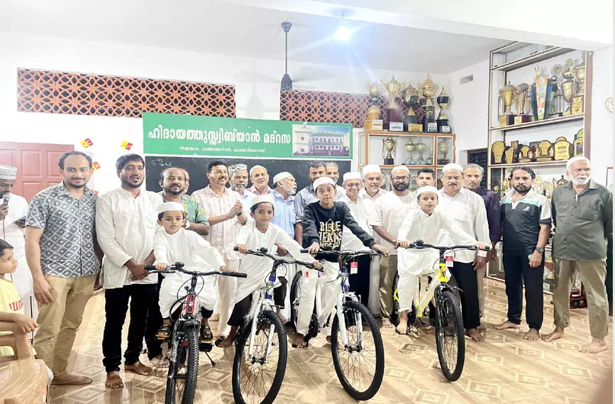 നിസ്‌കാരത്തിന് കൃത്യസമയത്തെത്തി; സൈക്കിളുമായി കുട്ടികള്‍ മടങ്ങി