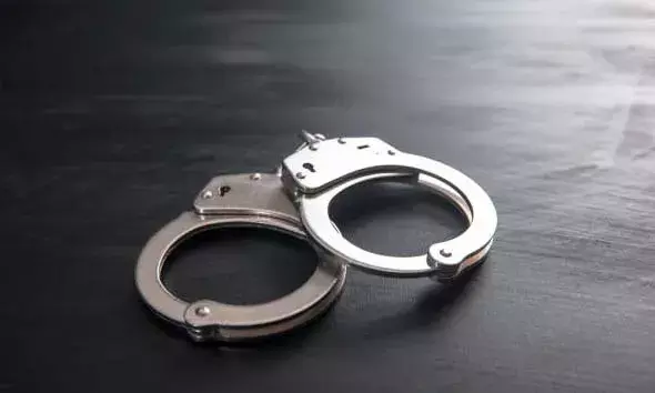 ബന്തടുക്കയില്‍ കാറില്‍ കടത്തുകയായിരുന്ന പത്തായിരത്തിലേറെ പുകയില ഉല്‍പ്പന്നങ്ങള്‍ പിടികൂടി; 2 പേര്‍ അറസ്റ്റില്‍