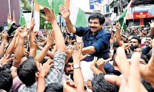 നിലമ്പൂരില് തകര്പ്പന് വിജയം നേടിയതിന് പിന്നാലെ വോട്ടര്മാര്ക്ക് നന്ദി പറയാന് മണ്ഡല പര്യടനവുമായി ആര്യാടന് ഷൗക്കത്ത് നിലമ്പൂരില് തകര്പ്പന് വിജയം നേടിയതിന് പിന്നാലെ വോട്ടര്മാര്ക്ക് നന്ദി പറയാന് മണ്ഡല പര്യടനവുമായി ആര്യാടന് ഷൗക്കത്ത്