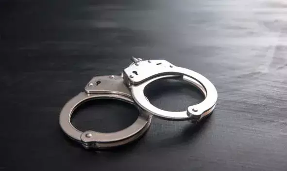 ബന്തടുക്കയില് കാറില് കടത്തുകയായിരുന്ന പത്തായിരത്തിലേറെ പുകയില ഉല്പ്പന്നങ്ങള് പിടികൂടി; 2 പേര് അറസ്റ്റില് ബന്തടുക്കയില് കാറില് കടത്തുകയായിരുന്ന പത്തായിരത്തിലേറെ പുകയില ഉല്പ്പന്നങ്ങള് പിടികൂടി; 2 പേര് അറസ്റ്റില്