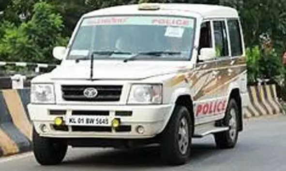 കുട്ടിഡ്രൈവര്മാര്ക്കെതിരെ പണി തുടങ്ങി പൊലീസ്; നിരവധി വാഹനങ്ങള് പിടിച്ചു; മാതാപിതാക്കള് അടക്കമുള്ളവര്ക്കെതിരെ കേസ് കുട്ടിഡ്രൈവര്മാര്ക്കെതിരെ പണി തുടങ്ങി പൊലീസ്; നിരവധി വാഹനങ്ങള് പിടിച്ചു; മാതാപിതാക്കള് അടക്കമുള്ളവര്ക്കെതിരെ കേസ്