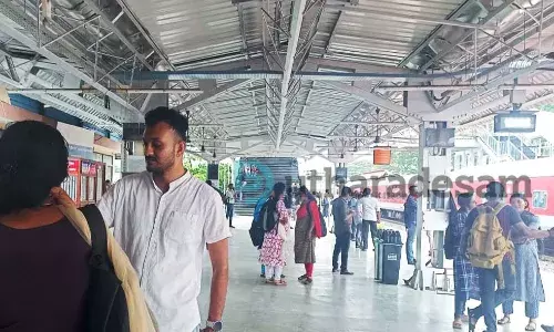 സീറ്റുണ്ടോ ഇരിക്കാന്‍? റെയില്‍വേ സ്റ്റേഷനില്‍ ഇത് മതിയോ ഇരിപ്പിടങ്ങള്‍
