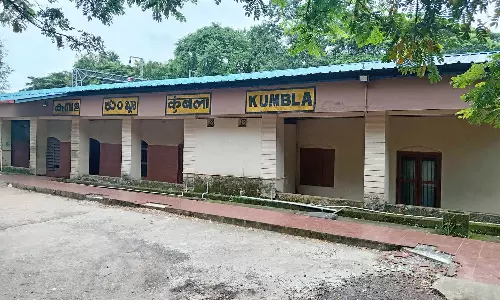 യാത്രക്കാര് ചോദിച്ചത് കണ്ണൂരിന് വടക്കോട്ടേക്ക് നീട്ടാന്, ഷൊര്ണൂറിന്  കിഴക്കോട്ടേക്ക് നീട്ടി റെയില്വെ; പ്രതിഷേധം കനക്കുന്നു യാത്രക്കാര് ചോദിച്ചത് കണ്ണൂരിന് വടക്കോട്ടേക്ക് നീട്ടാന്, ഷൊര്ണൂറിന്  കിഴക്കോട്ടേക്ക് നീട്ടി റെയില്വെ; പ്രതിഷേധം കനക്കുന്നു