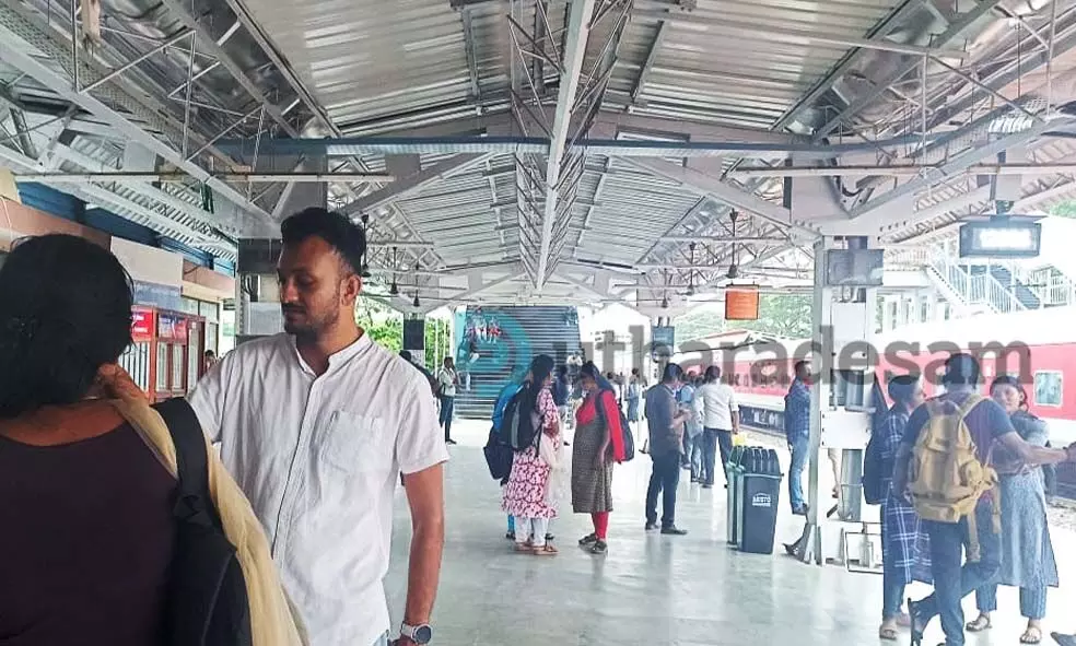 സീറ്റുണ്ടോ ഇരിക്കാന്? റെയില്വേ സ്റ്റേഷനില് ഇത് മതിയോ ഇരിപ്പിടങ്ങള് സീറ്റുണ്ടോ ഇരിക്കാന്? റെയില്വേ സ്റ്റേഷനില് ഇത് മതിയോ ഇരിപ്പിടങ്ങള്