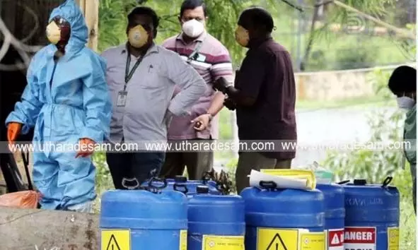 എന്ഡോസള്ഫാന് നിര്വീര്യമാക്കല്: രാജപുരം ഗോഡൗണിലെ കീടനാശിനിയും വീപ്പകളിലേക്ക് മാറ്റി എന്ഡോസള്ഫാന് നിര്വീര്യമാക്കല്: രാജപുരം ഗോഡൗണിലെ കീടനാശിനിയും വീപ്പകളിലേക്ക് മാറ്റി