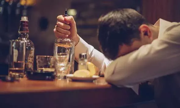 വ്യത്യസ്ത തരം മദ്യം കലര്‍ത്തിക്കുടിക്കാറുണ്ടോ? കാത്തിരിക്കുന്നത് ഗുരുതര ആരോഗ്യ പ്രശ്‌നങ്ങള്‍