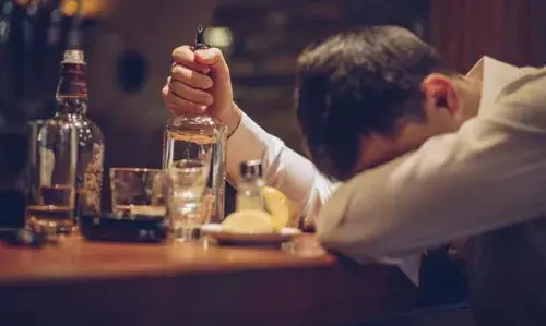 വ്യത്യസ്ത തരം മദ്യം കലര്ത്തിക്കുടിക്കാറുണ്ടോ? കാത്തിരിക്കുന്നത് ഗുരുതര ആരോഗ്യ പ്രശ്നങ്ങള് വ്യത്യസ്ത തരം മദ്യം കലര്ത്തിക്കുടിക്കാറുണ്ടോ? കാത്തിരിക്കുന്നത് ഗുരുതര ആരോഗ്യ പ്രശ്നങ്ങള്