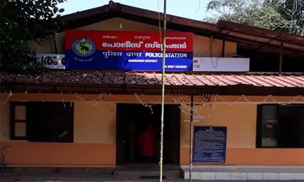 മദ്യ-ലഹരിക്കടത്ത് സംഘങ്ങള്ക്ക് പൊലീസ് നീക്കങ്ങളറിയാന് വാട്സ് ആപ്പ് ഗ്രൂപ്പ് ; 19 പേര്ക്കെതിരെ കേസ് മദ്യ-ലഹരിക്കടത്ത് സംഘങ്ങള്ക്ക് പൊലീസ് നീക്കങ്ങളറിയാന് വാട്സ് ആപ്പ് ഗ്രൂപ്പ് ; 19 പേര്ക്കെതിരെ കേസ്