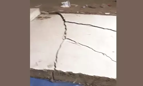 നെല്ലിക്കുന്നില്‍ ഹാര്‍ബറിന് സമീപത്തെ  കെട്ടിടത്തിന്റെ കൂറ്റന്‍ മതില്‍ ഇടിഞ്ഞുവീണു